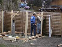 © A. Pilcher; Im Bereich der Hütte wurde eine Frostschutzschicht eingebracht und dann mit dem Bau der Holzkonstruktion begonnen.