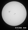 © N. Kloth; Sonne vom 28.10.2003, 4''-Refraktor, AstroSolar Sonnenfilterfolie + 20 mm Nagler, afokal mit Kodak Digitalkamera DX 3900, starke Luftunruhe.